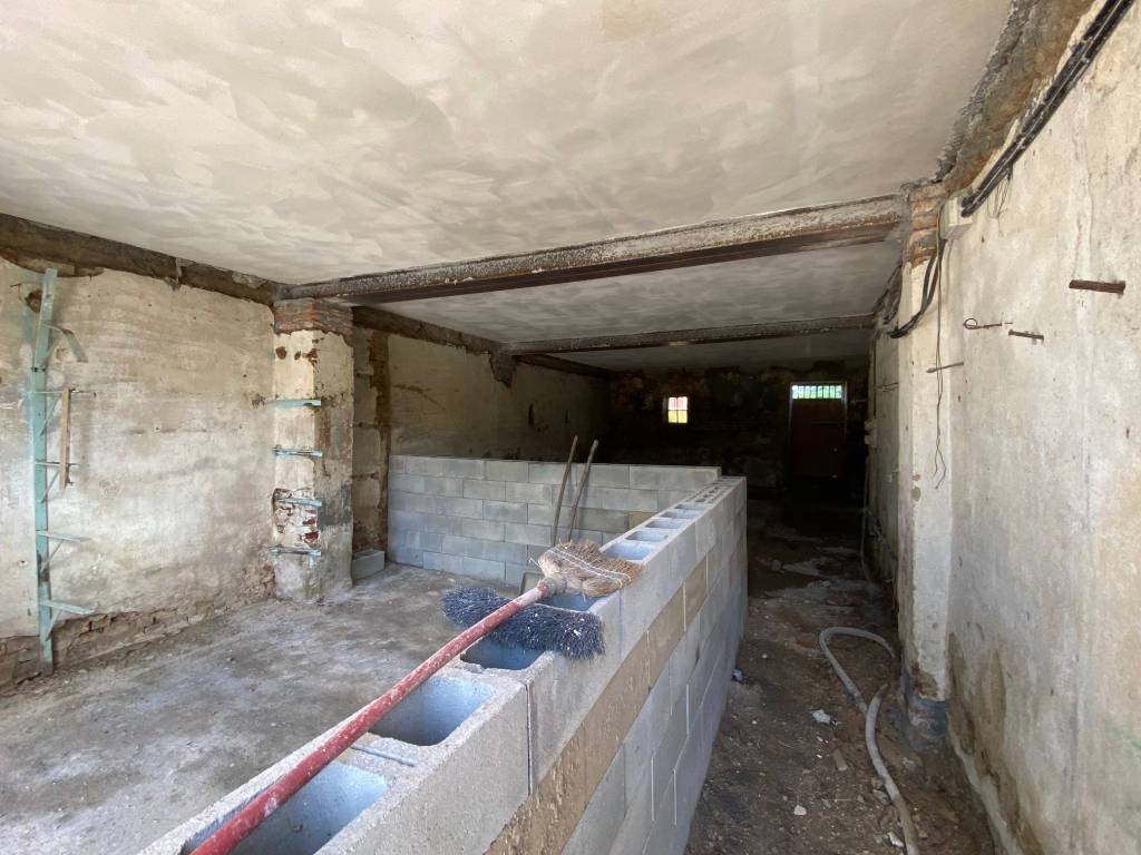 Casa indipendente da ristrutturare con cortile e tettoia