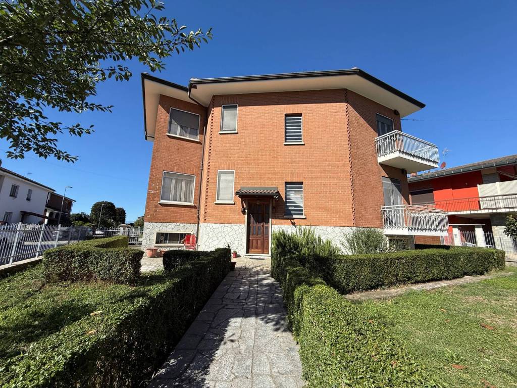 Villa Bifamiliare in zona comoda al centro