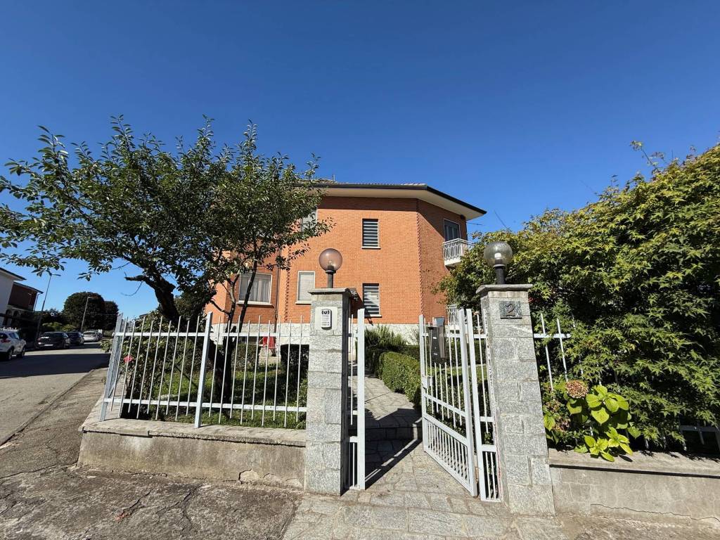 Villa Bifamiliare in zona comoda al centro
