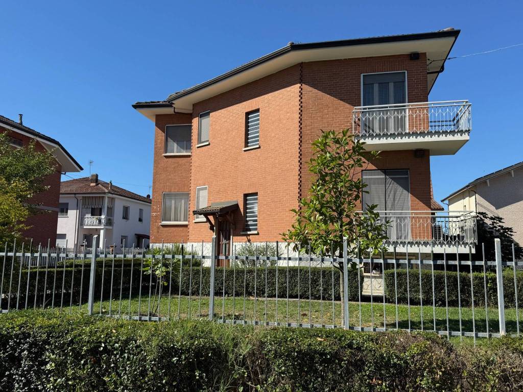 Villa Bifamiliare in zona comoda al centro