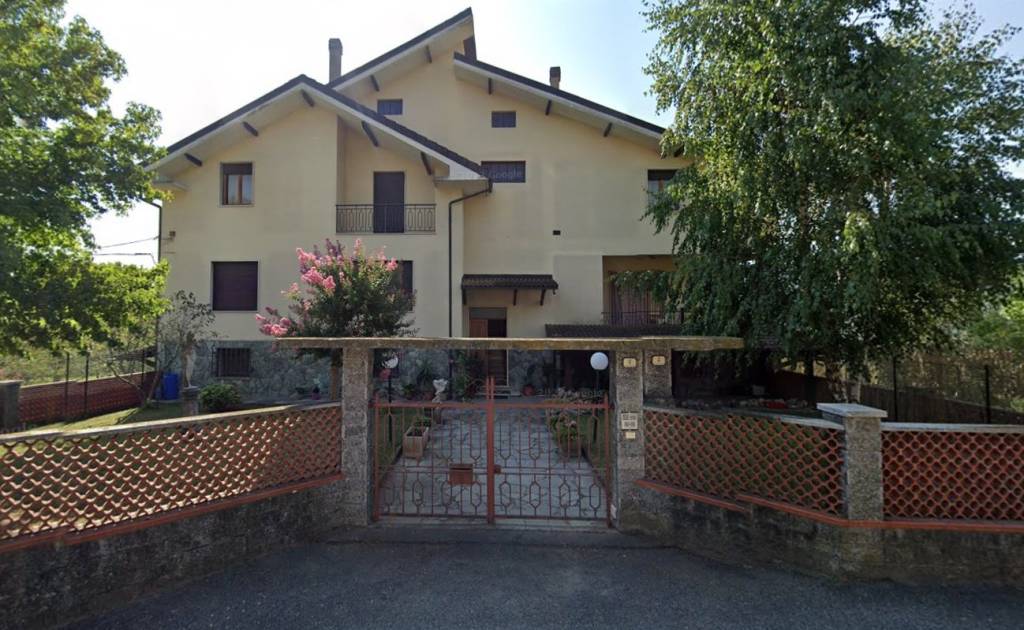 AMPIA CASA INDIPENDENTE PLURIFAMILIARE IMMERSA NEL VERDE