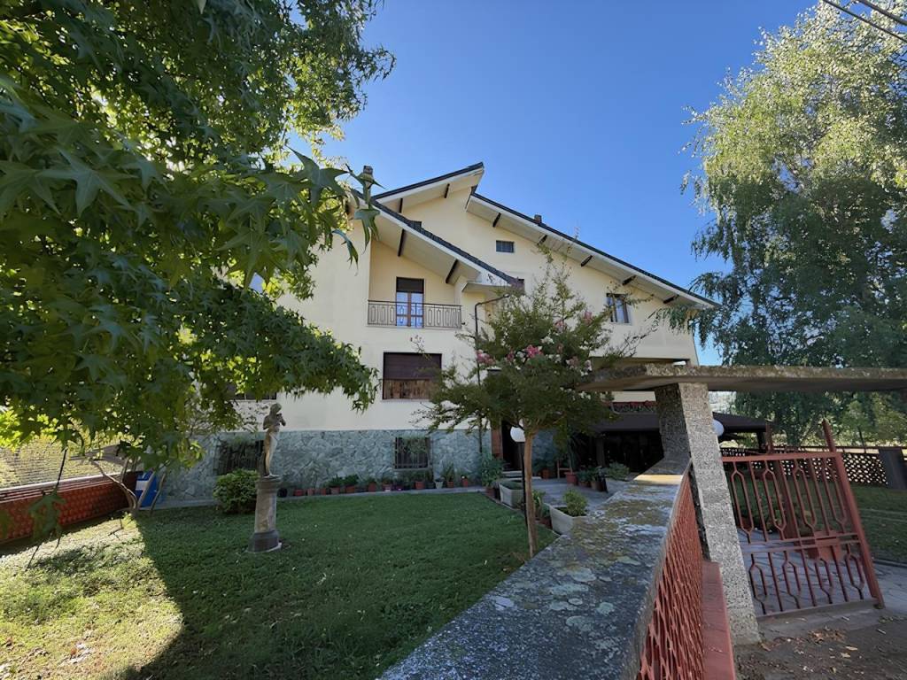 AMPIA CASA INDIPENDENTE PLURIFAMILIARE IMMERSA NEL VERDE