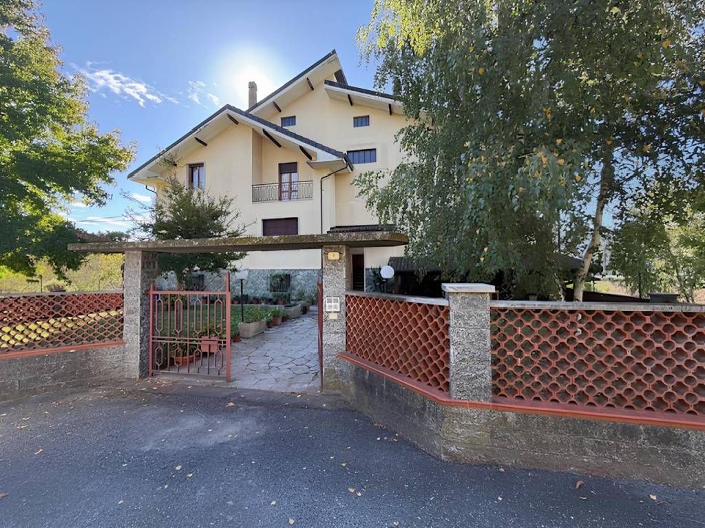 AMPIA CASA INDIPENDENTE PLURIFAMILIARE IMMERSA NEL VERDE