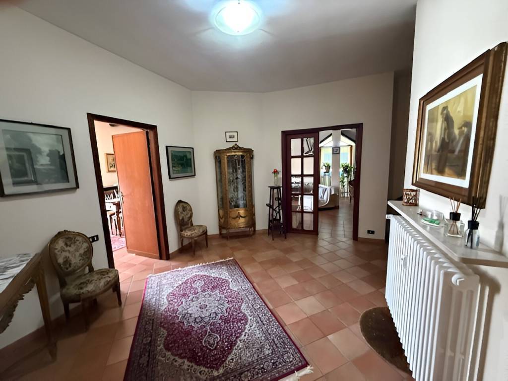 AMPIA CASA INDIPENDENTE PLURIFAMILIARE IMMERSA NEL VERDE