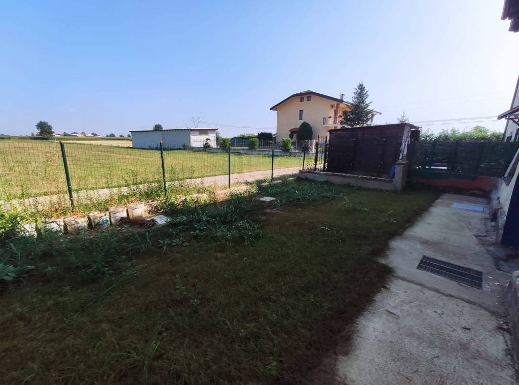 PORZIONE DI CASALE DA ULTIMARE CON GIARDINO