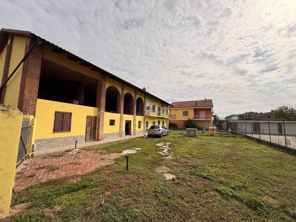 Ampio cascinale indipendente