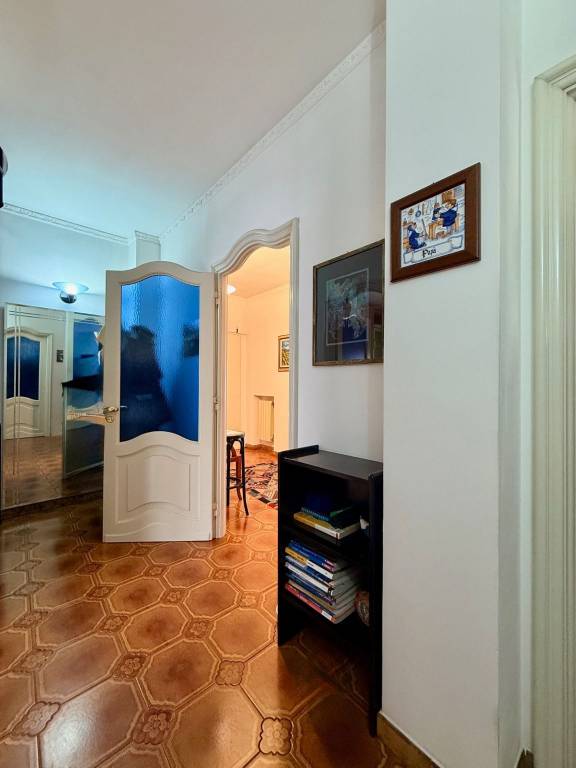 AMPIO APPARTAMENTO BILIVELLO CON TERRAZZO COMODO AL CENTRO