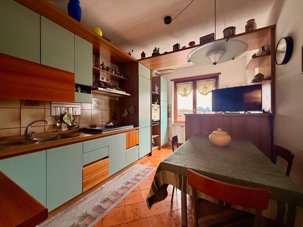 AMPIO APPARTAMENTO BILIVELLO CON TERRAZZO COMODO AL CENTRO