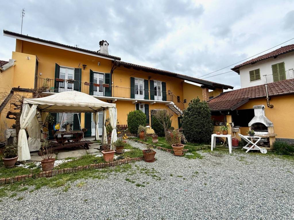 Ampia e luminosa casa indipendente con cortile