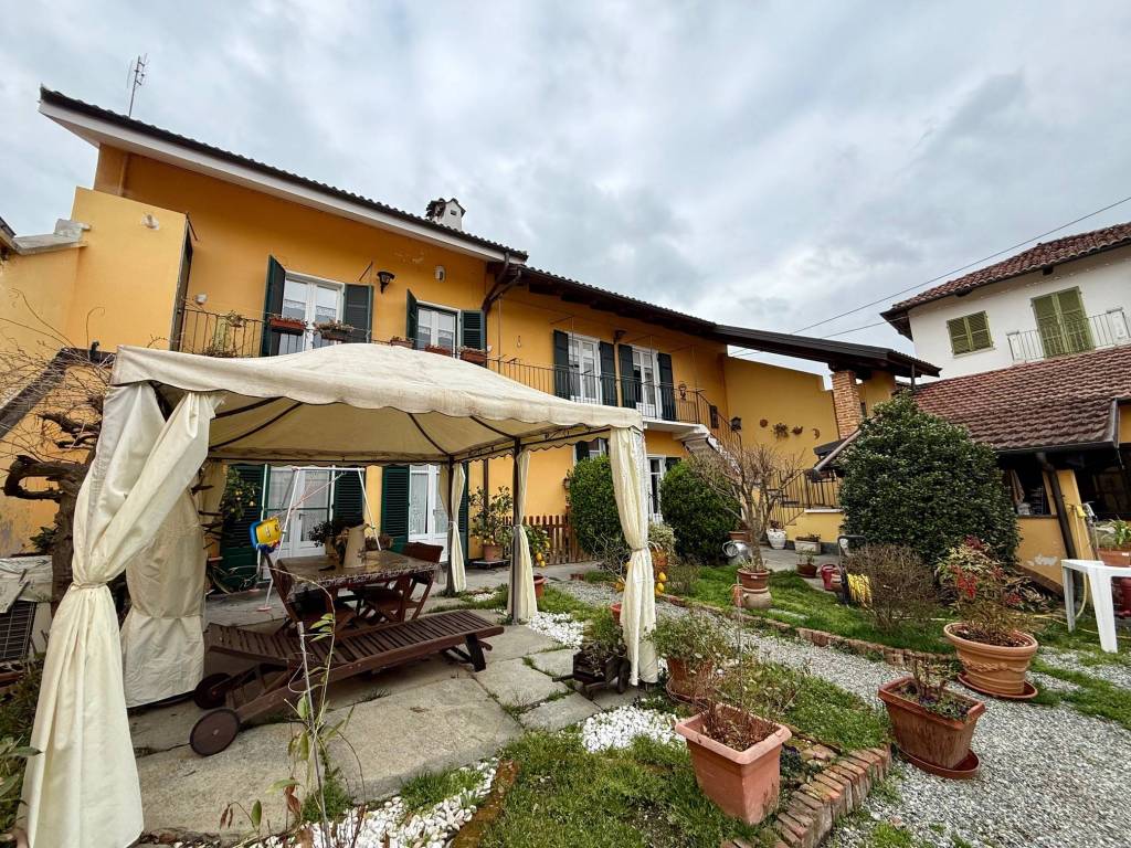 Ampia e luminosa casa indipendente con cortile