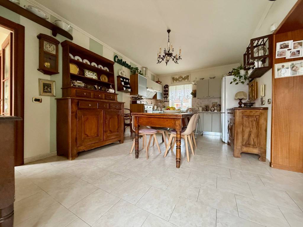 Ampia e luminosa casa indipendente con cortile