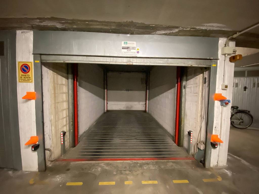 AMPIO GARAGE TRIPLO/MAGAZZINO IN SALSASIO