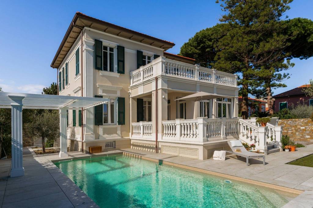 LUSSUOSA VILLA CON PISCINA FRONTE MARE CON SPIAGGIA PRIVATA