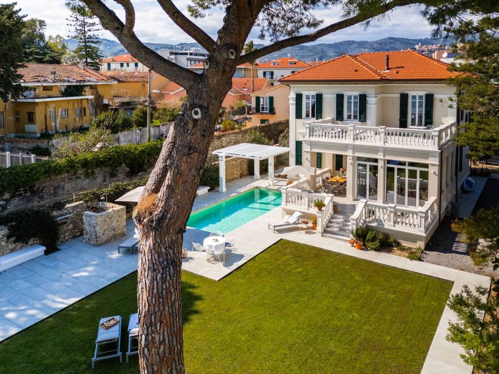 LUSSUOSA VILLA CON PISCINA FRONTE MARE CON SPIAGGIA PRIVATA