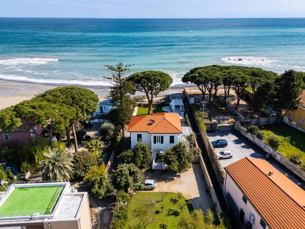 LUSSUOSA VILLA CON PISCINA FRONTE MARE CON SPIAGGIA PRIVATA