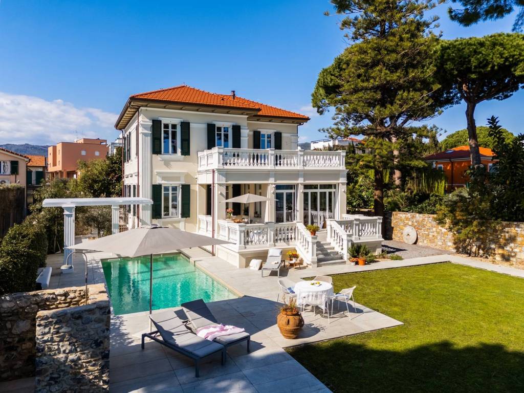LUSSUOSA VILLA CON PISCINA FRONTE MARE CON SPIAGGIA PRIVATA