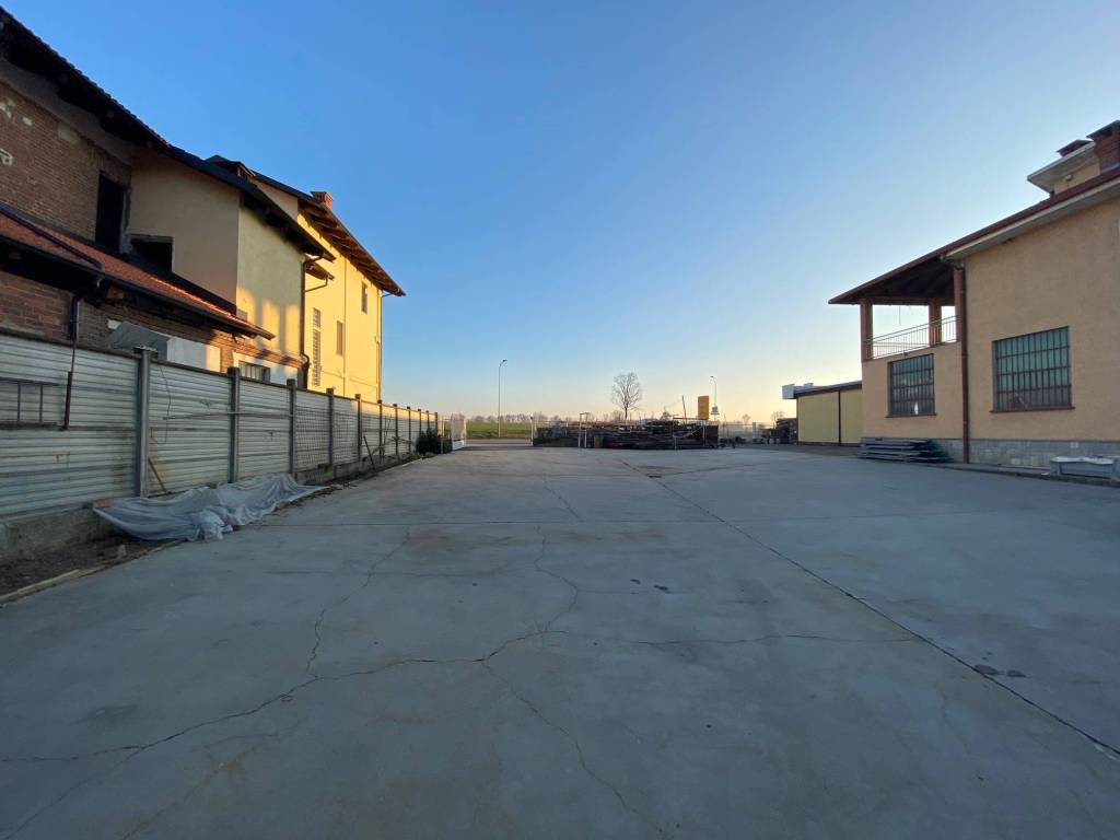 CAPANNONE CON ABITAZIONE CON DOPPIO INGRESSO E PIAZZALE