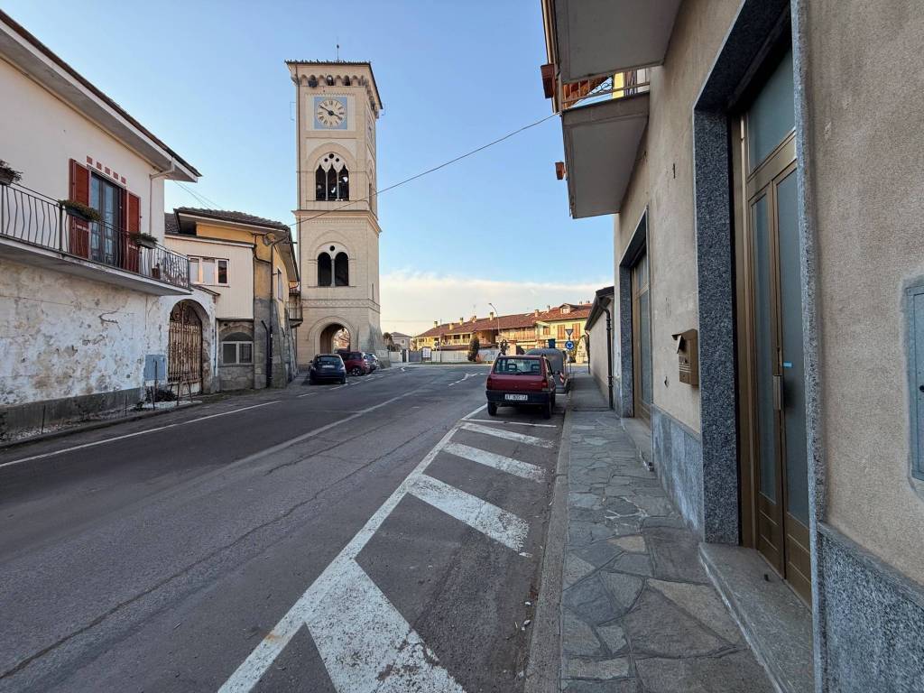 Luminoso locale commerciale uso negozio/ufficio