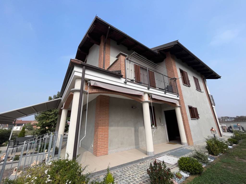 Ampia villa indipendente su quattro lati con giardino