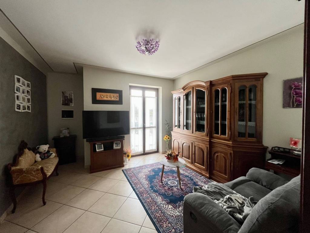 Ampia villa indipendente su quattro lati con giardino