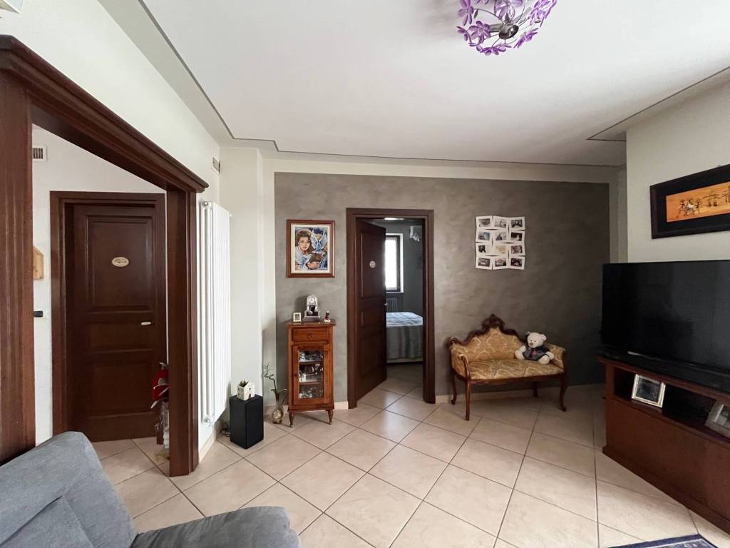 Ampia villa indipendente su quattro lati con giardino