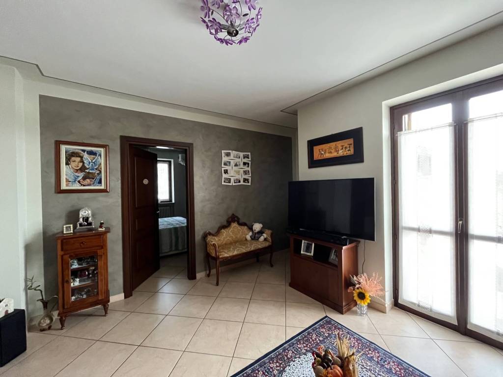 Ampia villa indipendente su quattro lati con giardino