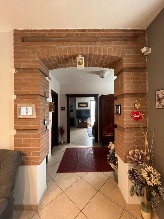 Ampia villa indipendente su quattro lati con giardino