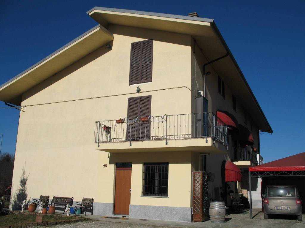AMPIA CASA INDIPENDENTE CON ADIACENTE CAPANNONE