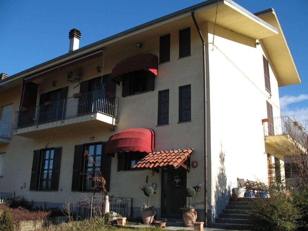 AMPIA CASA INDIPENDENTE CON ADIACENTE CAPANNONE