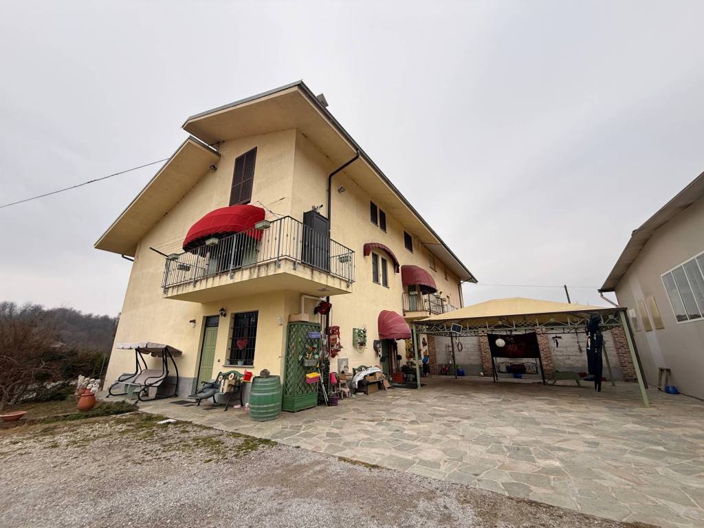AMPIA CASA INDIPENDENTE CON ADIACENTE CAPANNONE