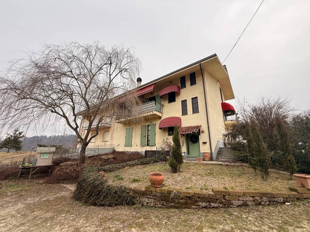 AMPIA CASA INDIPENDENTE CON ADIACENTE CAPANNONE
