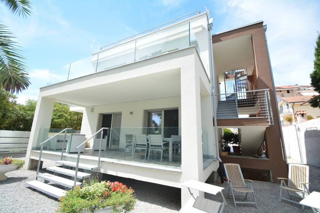 AFFITTASI ALLOGGIO CON GIARDINO VICINO AL MARE GIUGNO-LUGLIO