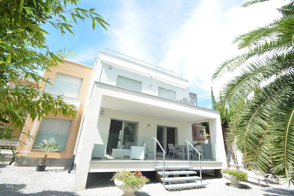 AFFITTASI ALLOGGIO CON GIARDINO VICINO AL MARE GIUGNO-LUGLIO