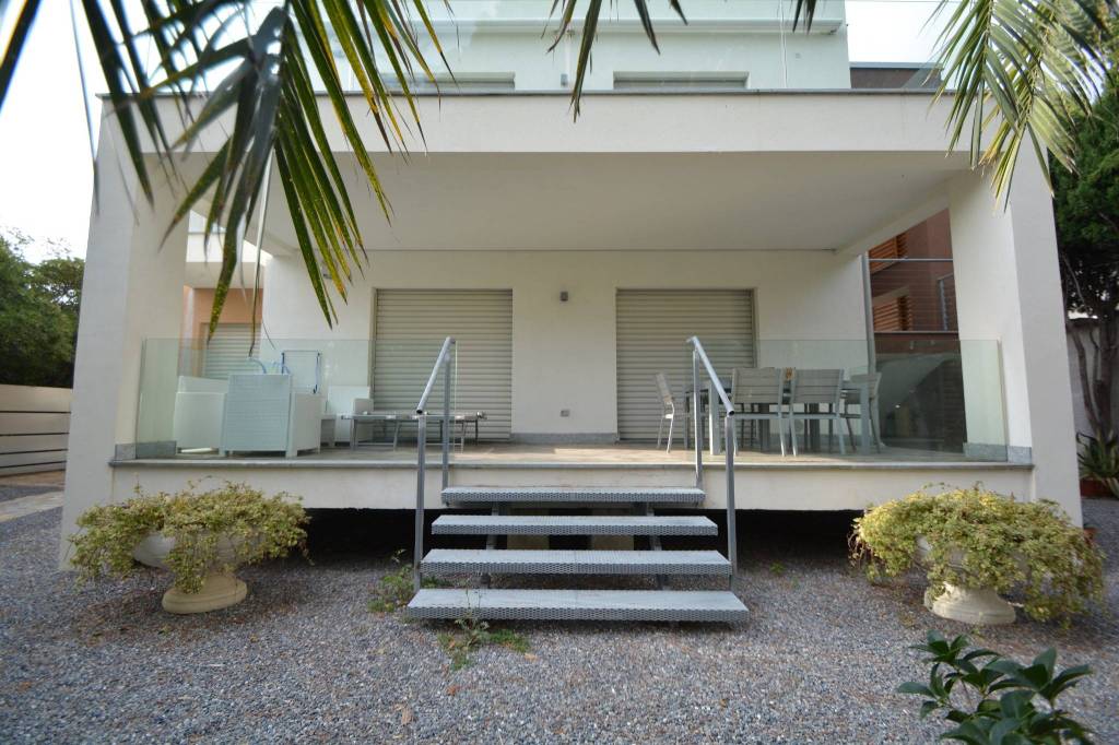 AFFITTASI ALLOGGIO CON GIARDINO VICINO AL MARE GIUGNO-LUGLIO