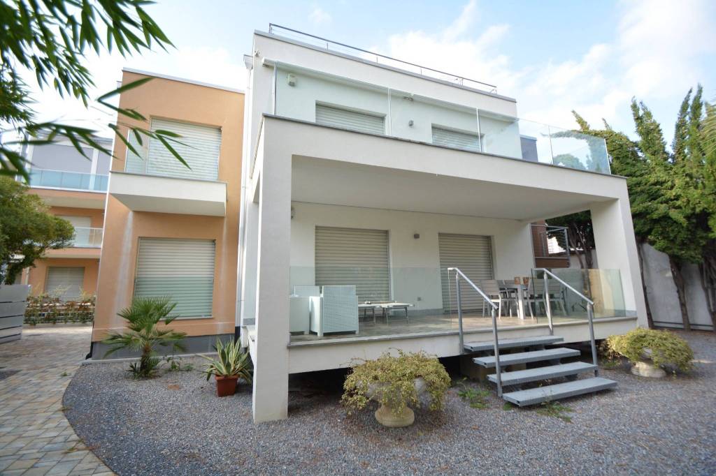 AFFITTASI ALLOGGIO CON GIARDINO VICINO AL MARE GIUGNO-LUGLIO