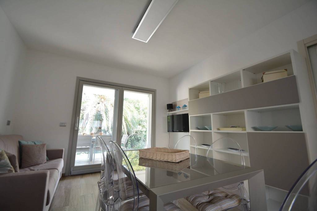 AFFITTASI ALLOGGIO CON GIARDINO VICINO AL MARE GIUGNO-LUGLIO