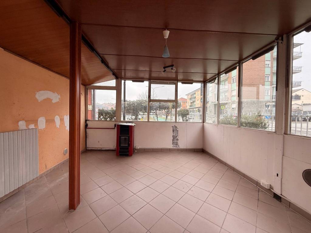 AFFITTASI LOCALE COMMERCIALE CON DEHORS VICINO AL CENTRO