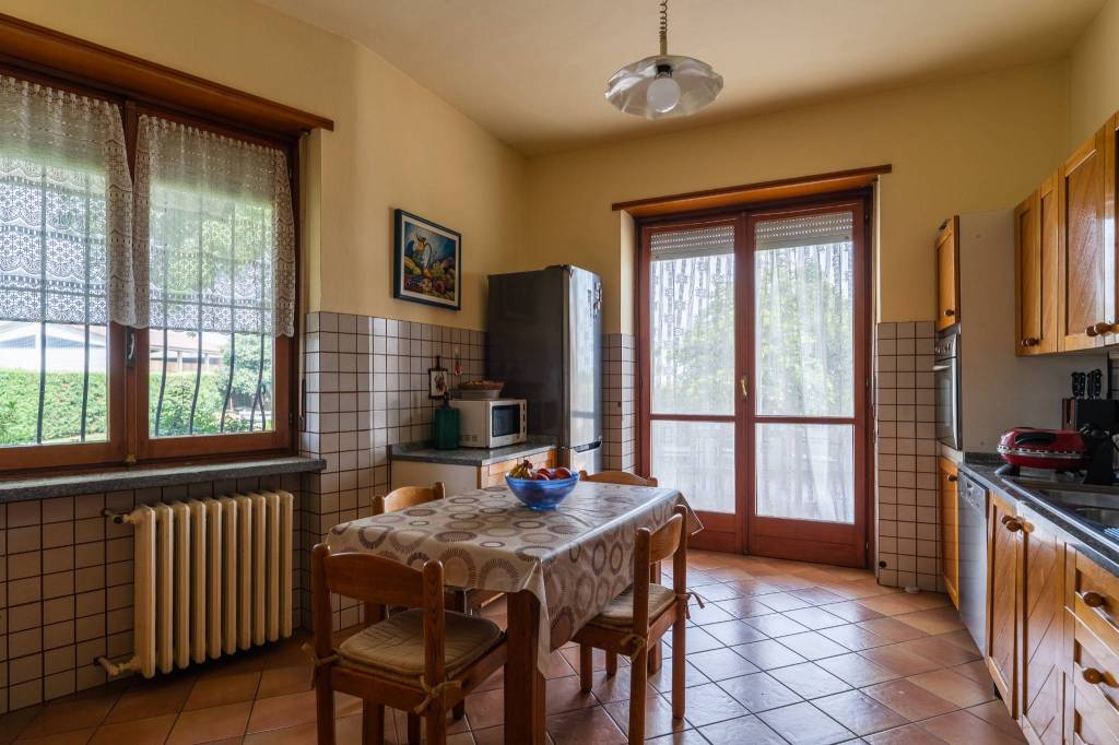 Prestigioso appartamento in bifamiliare con piscina