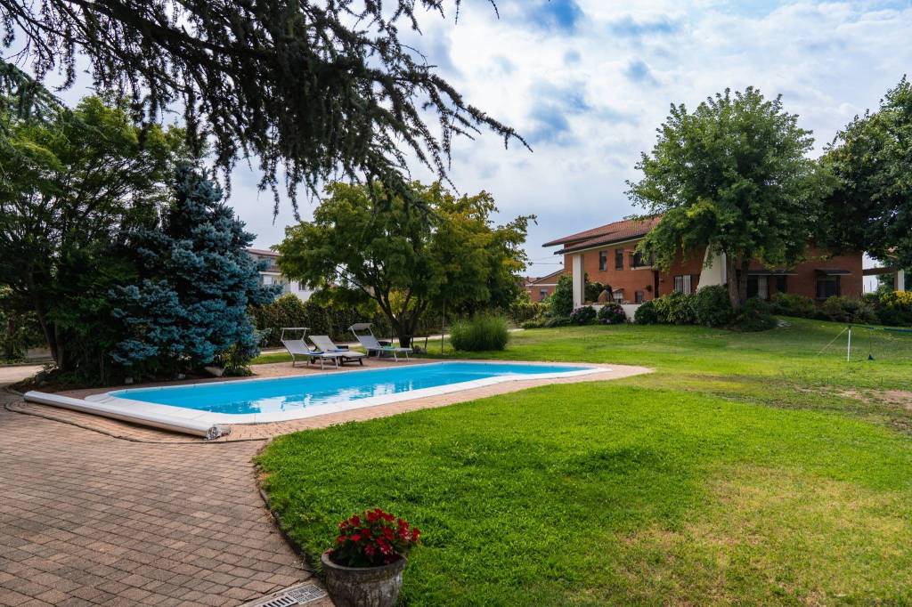 Prestigioso appartamento in bifamiliare con piscina