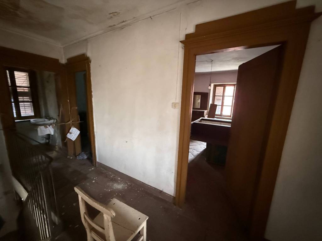Rustico storico del 1700 da ristrutturare con porticato