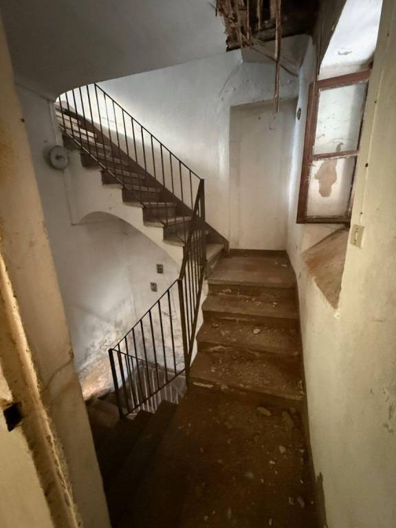 Rustico storico del 1700 da ristrutturare con porticato