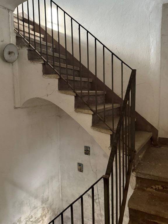 Rustico storico del 1700 da ristrutturare con porticato