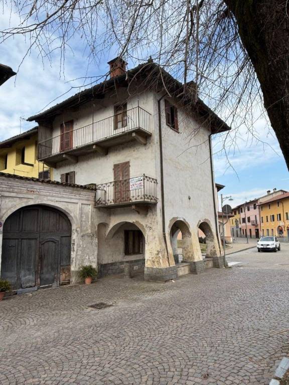 Rustico storico del 1700 da ristrutturare con porticato