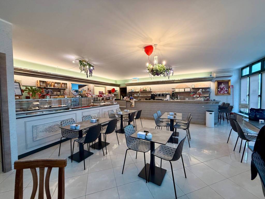 Cedesi attività di bar/pasticceria con alto fatturato