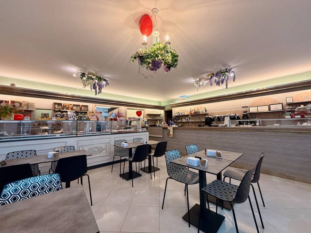 Cedesi attività di bar/pasticceria con alto fatturato