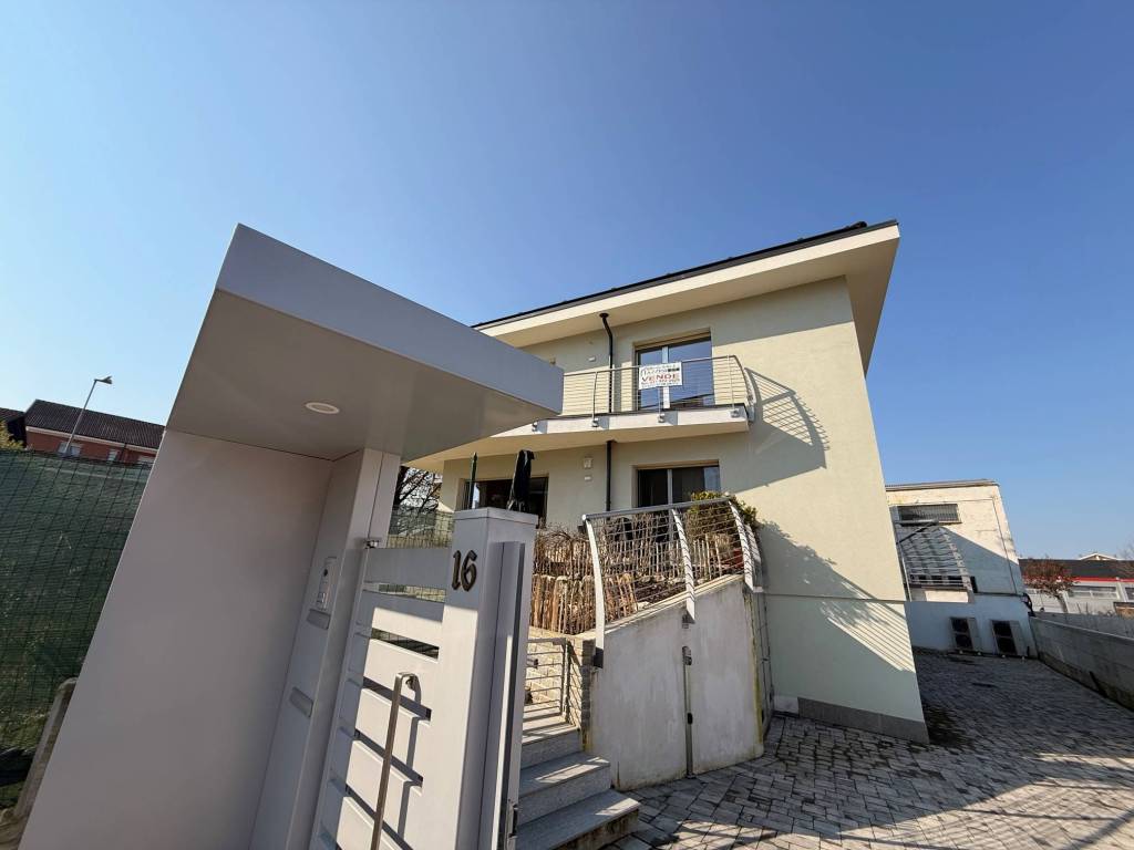 Favoloso appartamento in bifamiliare con terrazzi