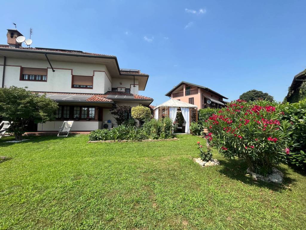 Ampia e luminosa villa indipendente con giardino