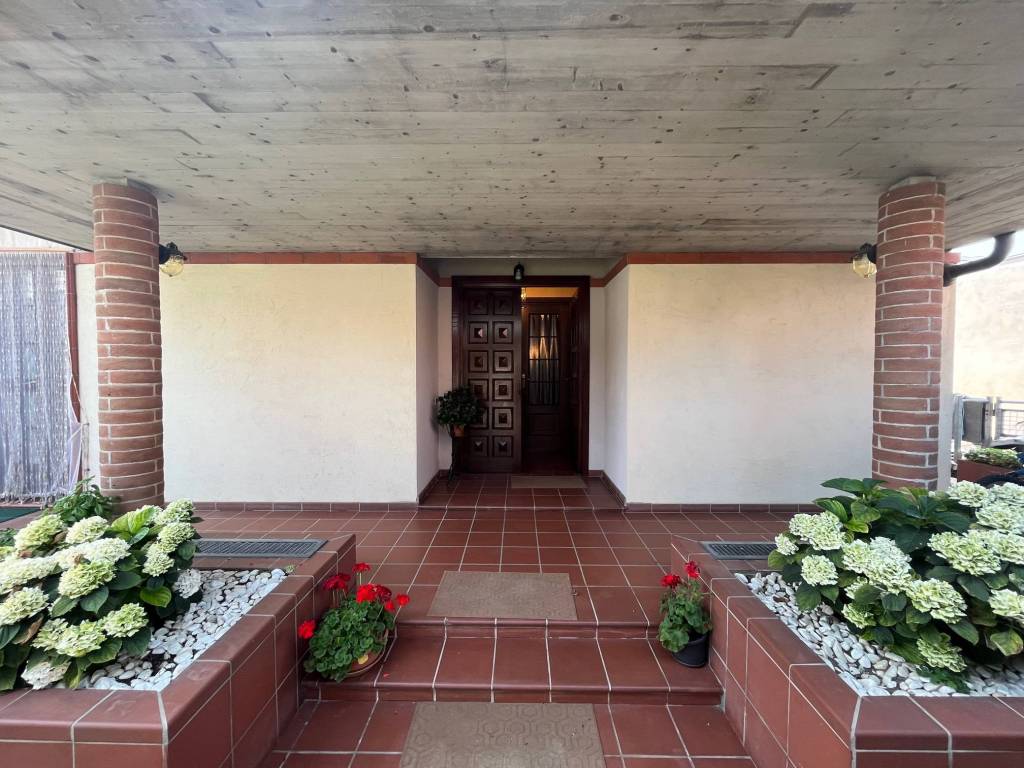 Ampia e luminosa villa indipendente con giardino