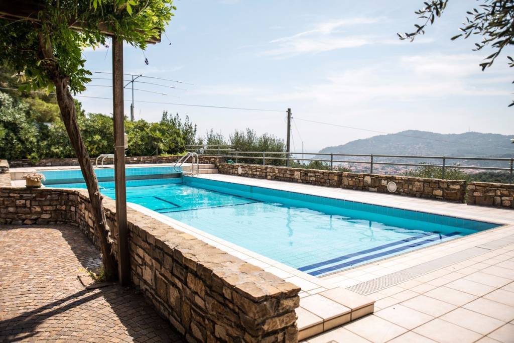 Favolosa villa con piscina vista mare