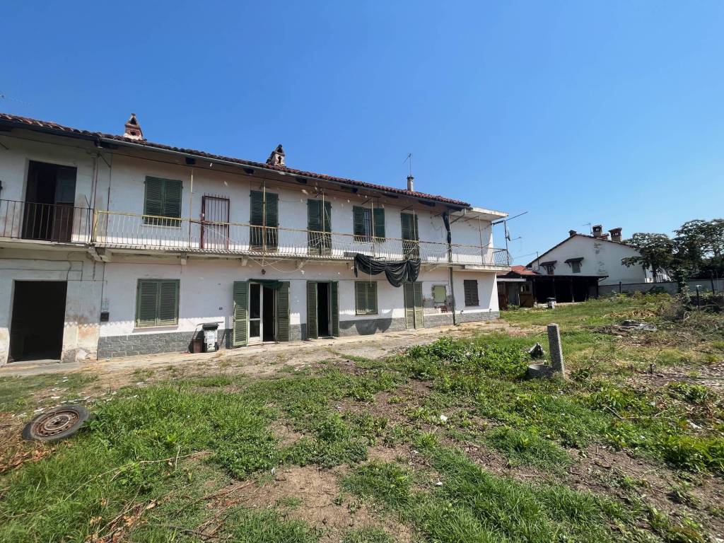 AMPIA CASA INDIPENDENTE DA RISTRUTTURARE COMODA AL CENTRO